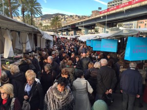 genova-porto-antico-folla-oceanica-per-gli-ambulanti-di-forte-dei-marmi